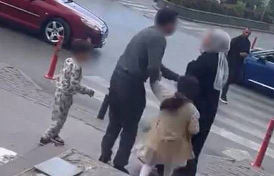 'Kocamla ilişkin var' iddiası kanlı bitti: Genç kız bıçaklandı