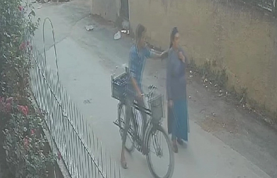 Kolyesini Çalmak İstediği Kadından Dayak Yedi