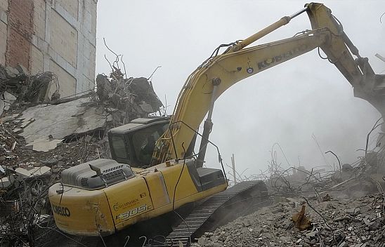 Komşu ilde ağır hasarlı binaların yıkım işlemleri sürüyor