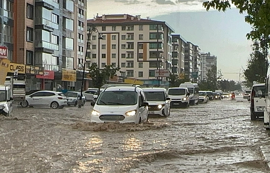 Komşu ilde sağanak yağış hayatı felç etti