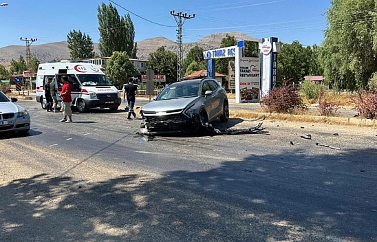 Komşuda 2 Otomobil Çarpıştı: 3 Kişi Yaralandı!