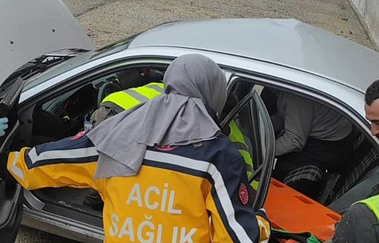 Kontrolden Çıkan Araç Karayolunda Bakım Yapan Ekiplerin Aracına Çarptı