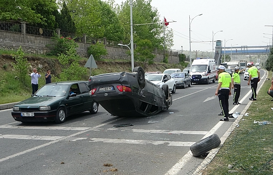 Kontrolden Çıkan Araç Refüje Çarparak Takla Attı