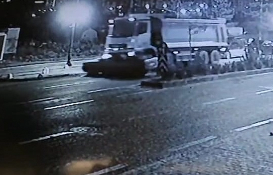 Kontrolden Çıkan Kamyon 8 Araca Çarptı, 1'ini Metrelerce Sürükledi!