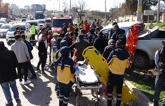 Kontrolden Çıkan Kamyonet Refüje Çıktı: 3 Yaralı