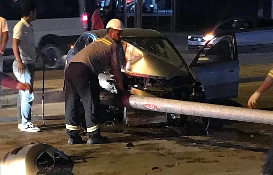 Kontrolden çıkan otomobil aydınlatma direğini devirdi