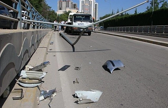 Kontrolden çıkan otomobil, direği söküp karşı şeritte araca çarptı: 1'i ağır 2 yaralı