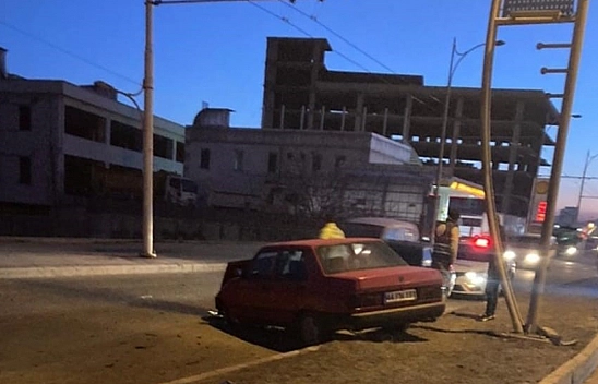 Kontrolden Çıkan Otomobil Refüje Çarptı 1 Yaralı