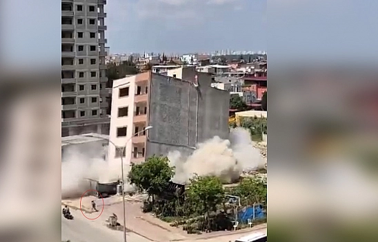 Kontrolsüz yıkım faciaya davetiye çıkardı: Kadın son anda kaçtı