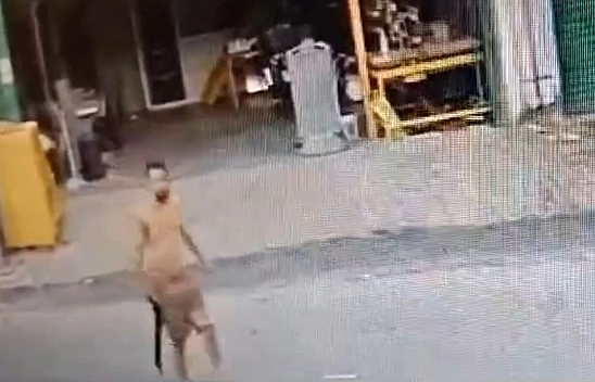 Köpeği Kovaladı, Güvenlik Kamerasına Ateş Etti, Dans Ederek İş Yerini Kundakladı