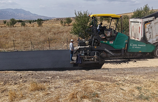 Kovancılar Adalı Köyü'nde sıcak asfalt çalışmaları başladı