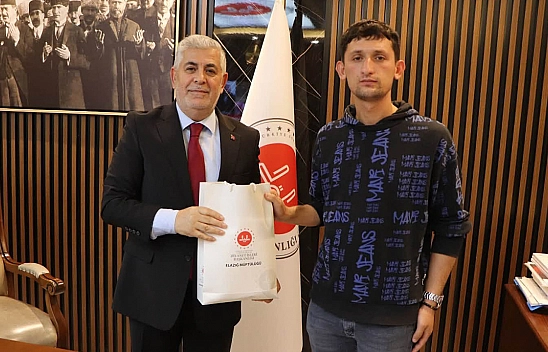 KPSS'ye girerken tezgahına bıraktığı not ile gündem olan simitçiye anlamlı kabul