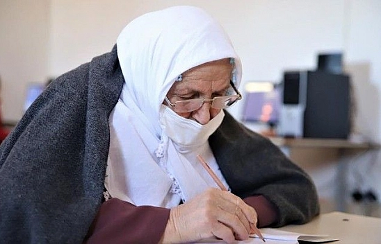 Kur'an-ı Kerim okumak için 70 yaşında okuma yazma öğreniyor