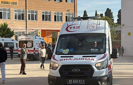 Lise önünde silahlı saldırı: Yaralılar var