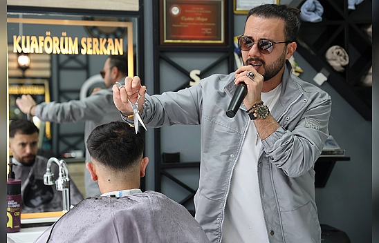 Makas susmuyor, mikrofon konuşuyor: Elazığ'da müzikli kuaför