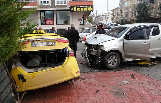 Malatya'da 3 Aracın Karıştığı Kazada 1 Kişi Yaralandı