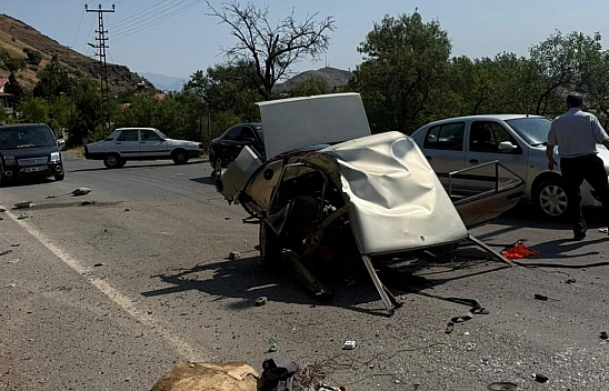 Malatya'da aydınlatma direğine çarpan Tofaş ikiye bölündü