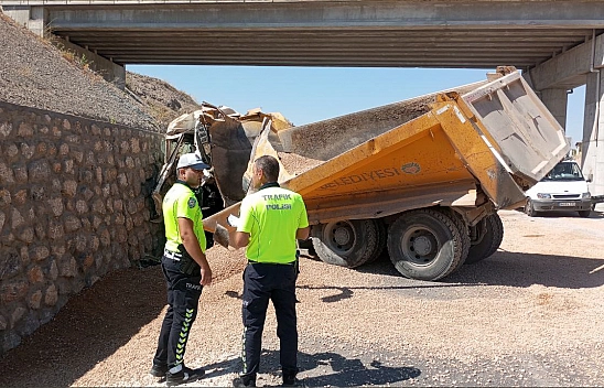 Malatya'da feci kaza: Elazığ istikametine giden kamyon sürücüsü hayatını kaybetti