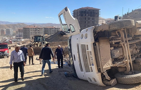 Malatya'da hafriyat kamyonu devrildi: 1 yaralı