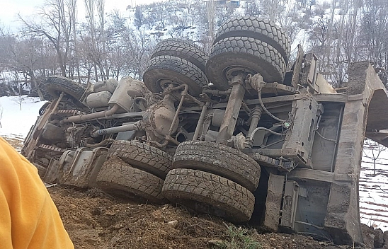 Malatya'da kamyon şarampole devrildi: 1 yaralı