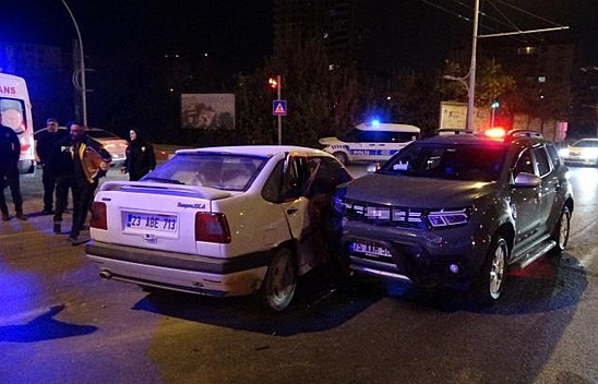 Malatya'da kavşakta kaza: 3 yaralı, sürücü aracı bırakıp kaçtı