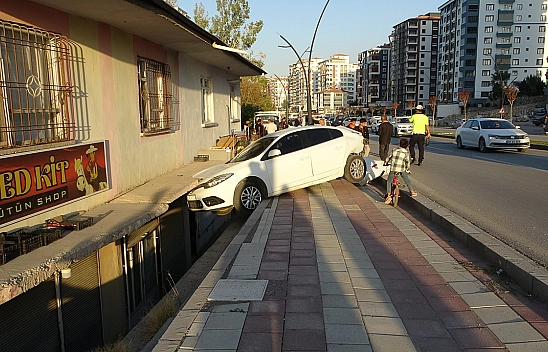 Malatya'da kontrolden çıkan araç balkona girdi: 3 yaralı