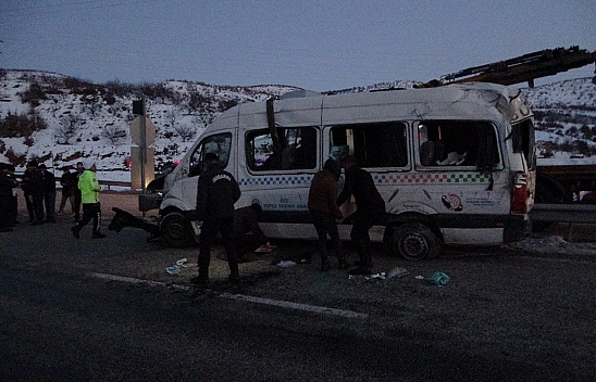 Malatya'da kontrolden çıkan minibüs kaza yaptı: 11 yaralı