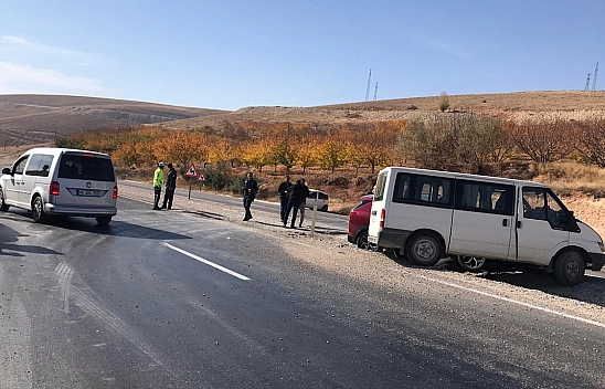 Malatya'da Otomobil İle Minibüs Çarpıştı