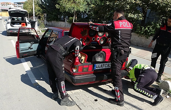 Malatya'da polisten kaçan araç kaza yaptı: 41 uyuşturucu hap ele geçirildi