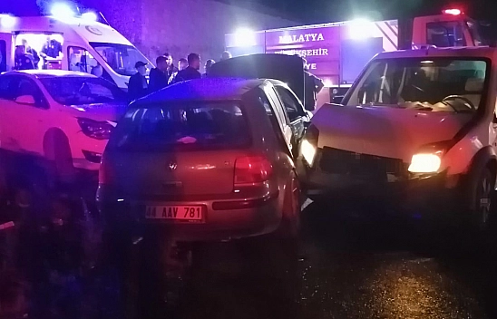 Malatya'da üç aracın karıştığı kazada 2 kişi yaralandı