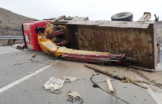 Malatya'da vinç devrildi: 1 yaralı
