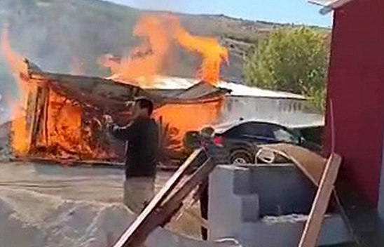 Malatya'da yangın: Park halindeki araç da hasar aldı