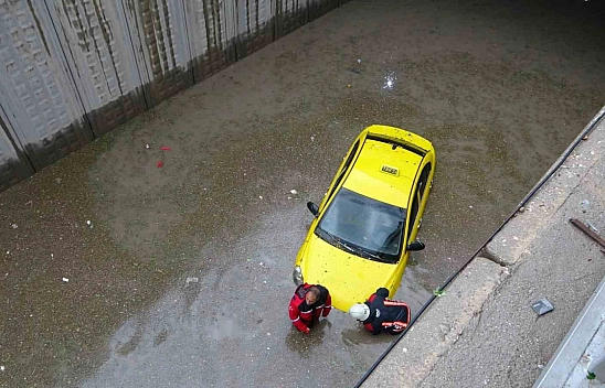 Malatya sağanak yağışa teslim: Yollar göle döndü