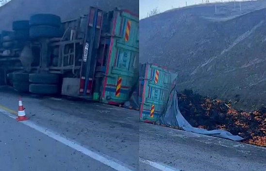 Mandalina Yüklü Kamyon Yan Yattı: 1 Yaralı