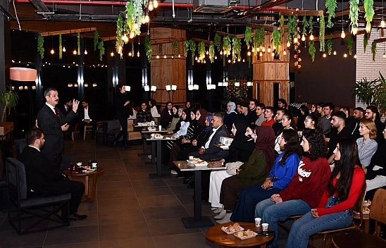 Milletvekili Keleş gençlerle kariyer buluşmasında: tecrübesini üniversitelilerle paylaştı