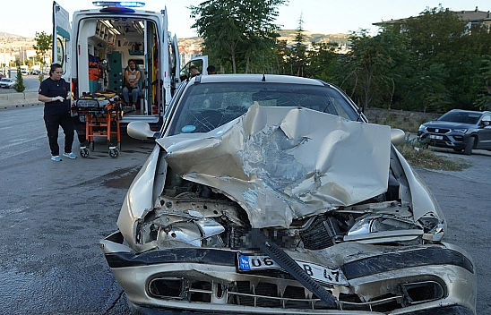 Minibüs ile otomobil çarpıştı: 3 yaralı