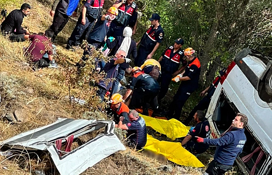 Minibüs şarampole uçtu: 4 ölü, 10 yaralı