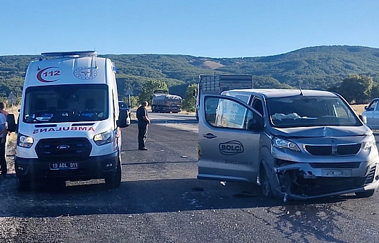 Minibüs traktöre arkadan çarptı: 1 ölü, 1 yaralı