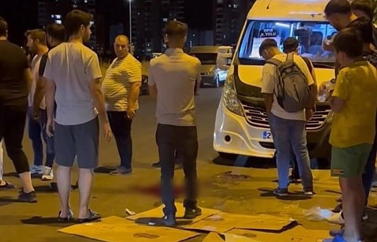 Minibüs Yayalara Çarptı: 1 Ölü, 1 Ağır Yaralı