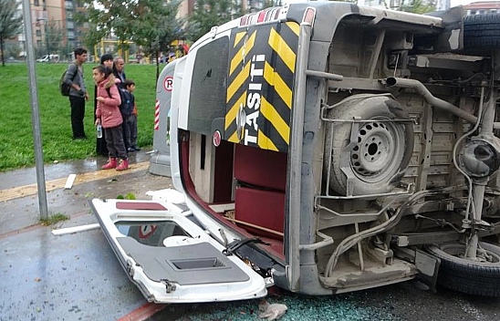 Minibüsle Çarpışan Öğrenci Servisi Devrildi!