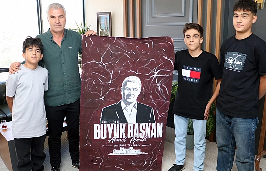 Minik taraftarlardan Başkan Ahmet Toprak'a anlamlı hediye