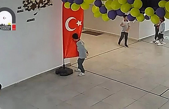 Minik yürek, büyük sevgi: bayrağı öpüp alnına koydu