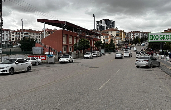 Motosiklet iki otomobille çarpıştı: 1 ölü, 1'i çocuk 2 yaralı
