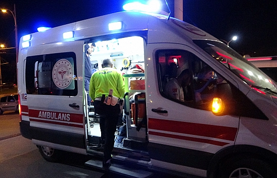 Motosiklet İle Bisiklet Çarpıştı: 3 Yaralı