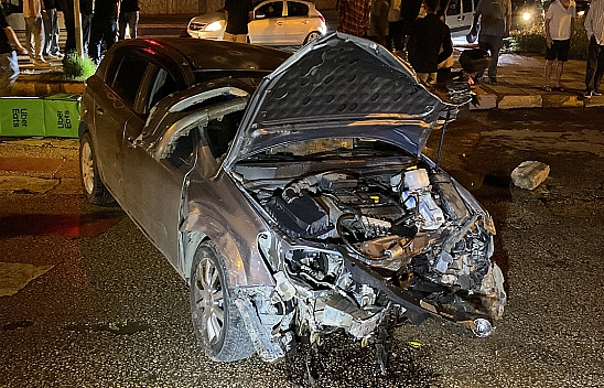 Motosikletle çarpışan otomobil direği devirdi: 5 yaralı