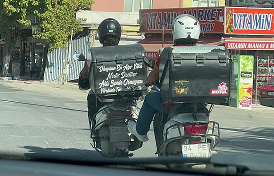 Elazığ'da Motosikletlilerin Trafikteki  Tehlikeli Yardımlaşması