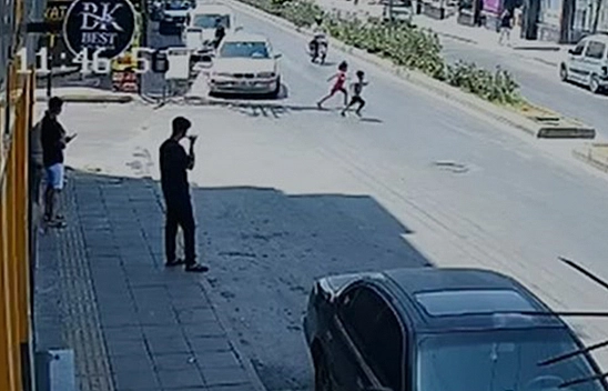 Motosikletlinin çarptığı 2 çocuktan biri öldü