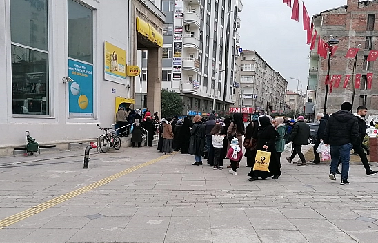 Ödemeler Hesaplara Yatırıldı, Elazığ'da Uzun Kuyruklar Oluştu