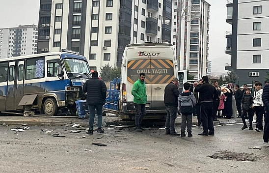 Öğrenci Servisi İle Yolcu Minibüsü Çarpıştı