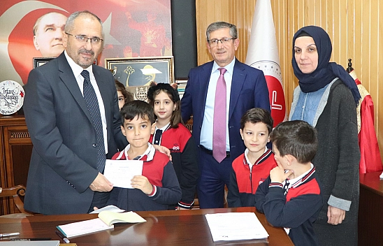 Öğrenciler Topladıkları Harçlıkları Filistin'e Gönderdi